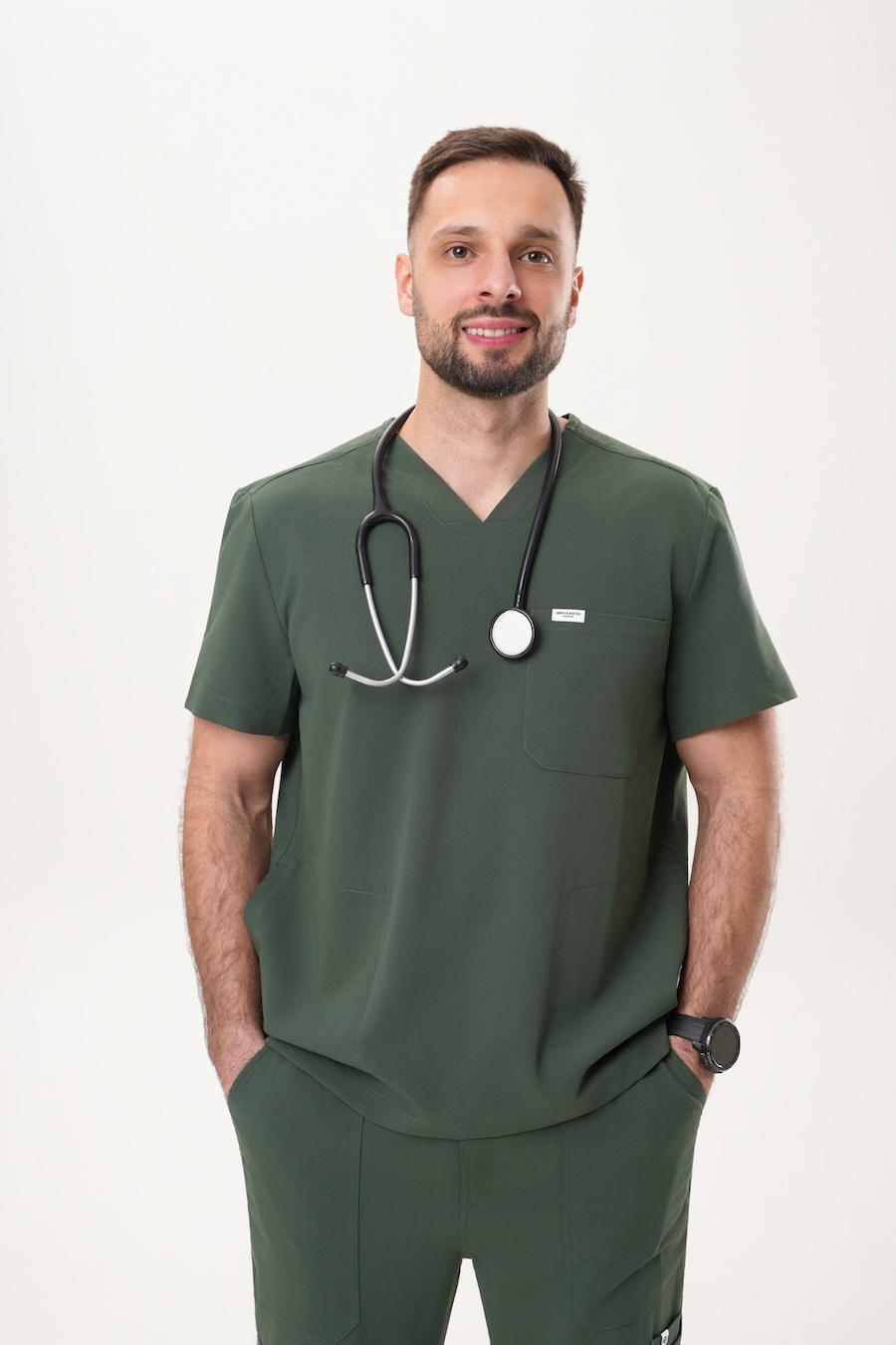 Muškarac u radnoj medicinskoj uniformi